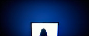 dziecko przed telewizorem
