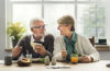 Starzenie się - szczęśliwa starsza para jedząca zdrowy posiłek