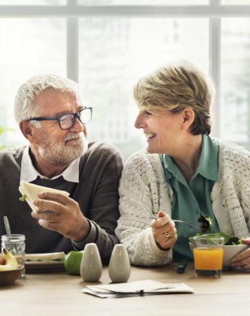 Starzenie się - szczęśliwa starsza para jedząca zdrowy posiłek